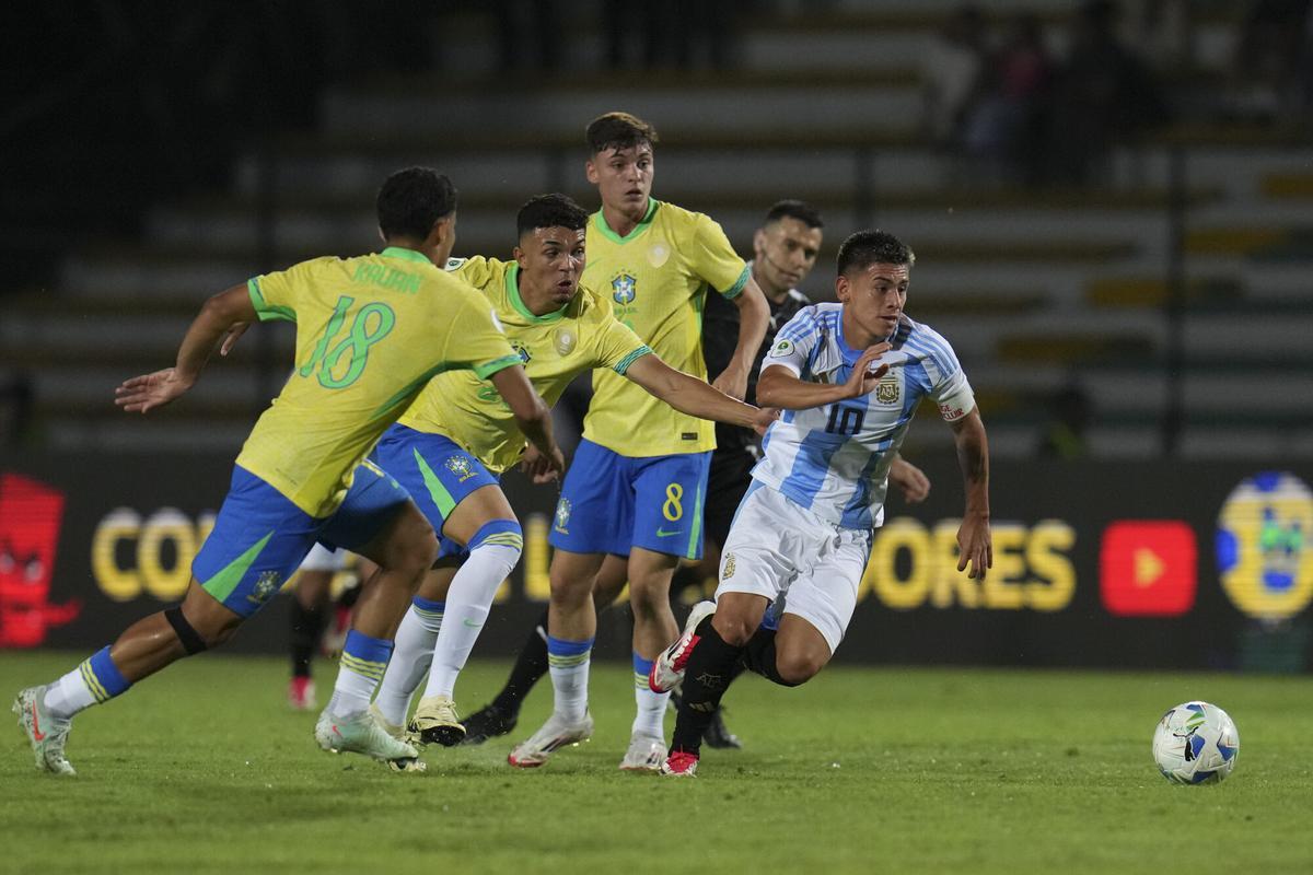 Argentina's Claudio Echeverri, right, chases the ball during a South American U-20 Championship soccer match against Brazil in Valencia, Venezuela, Friday, Jan. 24, 2025. (AP Photo/Ariana Cubillos)