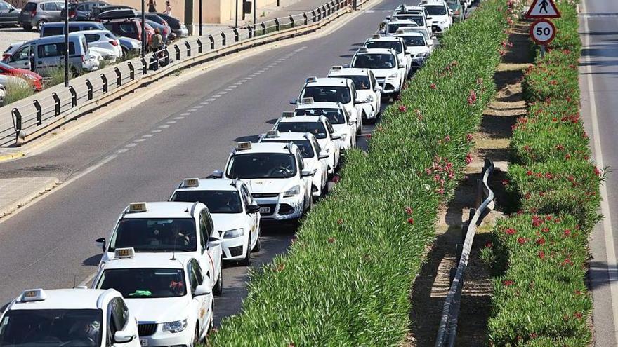 Caravana de taxis en el primer cinturón de ronda en una acción de protesta contra la competencia desleal de las VTC.