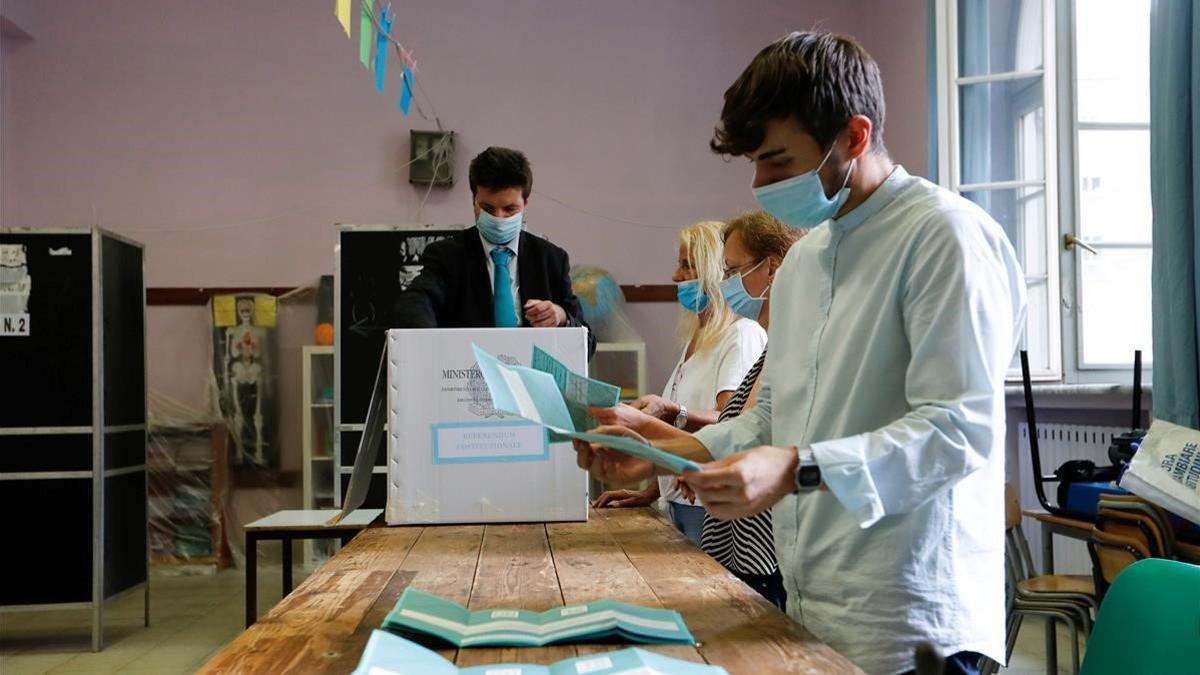 Recuento de papeletas en un colegio electoral de Roma, este lunes.