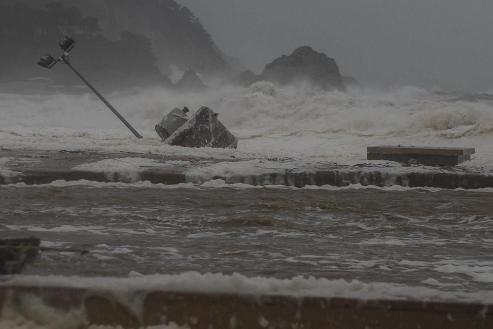 El temporal omple d'escuma de mar carrers de Tossa de Mar