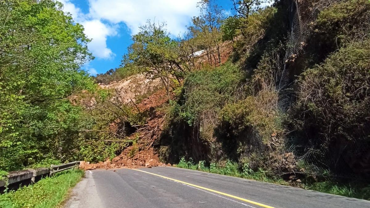 Se desploma un enorme talud de la autovía de Salas-Cornellana y corta el tráfico en la zona