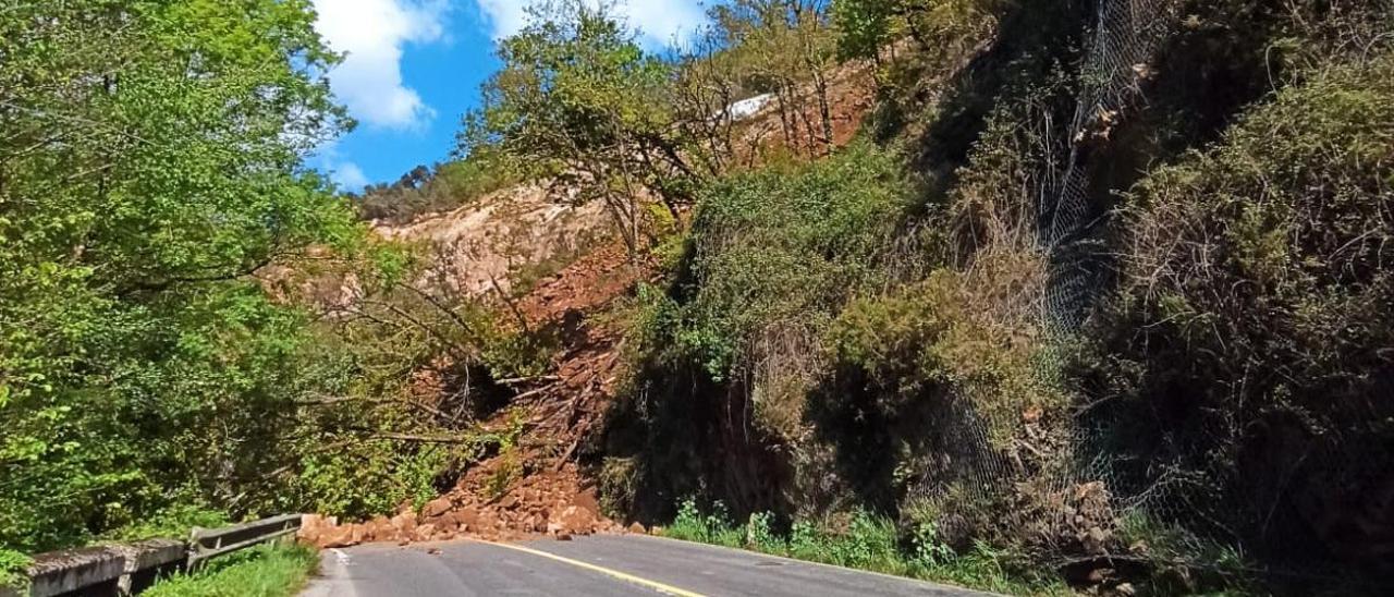 Se desploma un enorme talud de la autovía de Salas-Cornellana y corta el tráfico en la zona