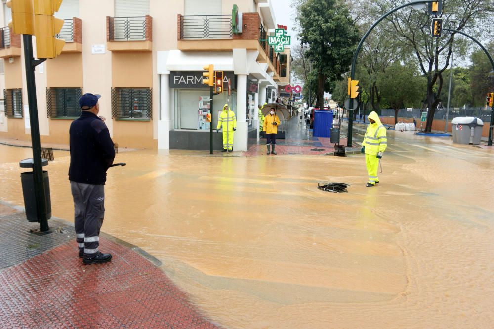 De nuevo, como a comienzos de año, el distrito de Campanillas ha sido el mas castigado por la acumulación de agua, desbordándose arroyos y anegándose muchas de sus calles.