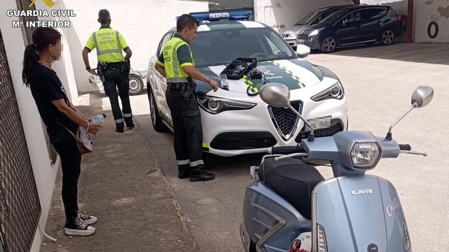 La Guardia Civil con la conductora investigada por ir en sentido contrario.