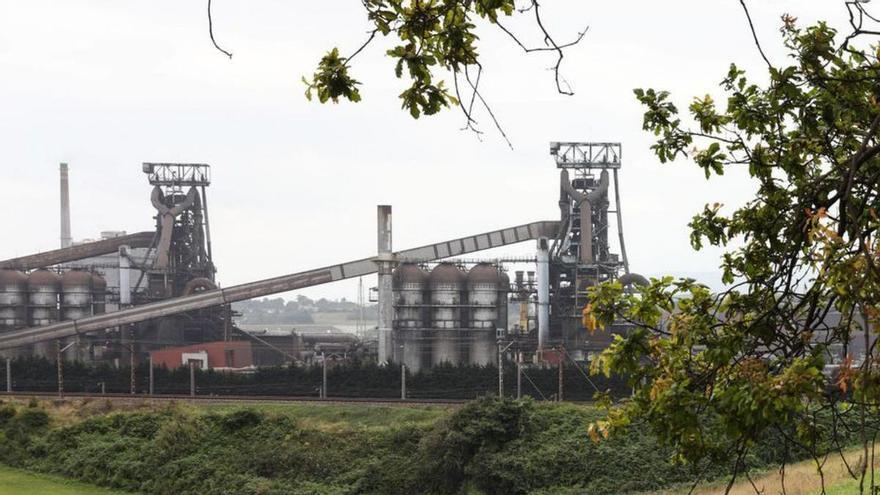 Los dos hornos altos de la factoría de ArcelorMittal en Gijón. |