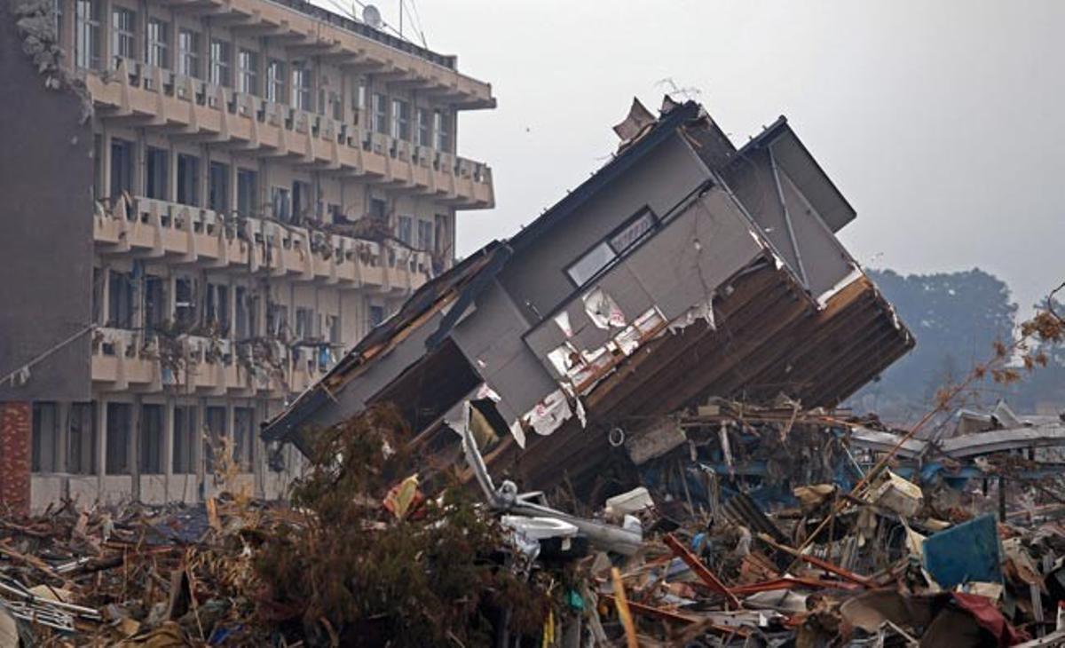 Aquest dimecres encara poden veure’s tones de runa al pati d’un col·legi a Kesennuma, a la prefectura de Miyagi (Japó). El terratrèmol del dia 11 de març, que va costar la vida a 14.517 persones i va deixar 11.432 desapareguts, ha provocat que en la setmana daurada, que se celebra del 29 d’abril al 8 de maig, no s’hagi apreciat un increment dels ingressos del turisme.