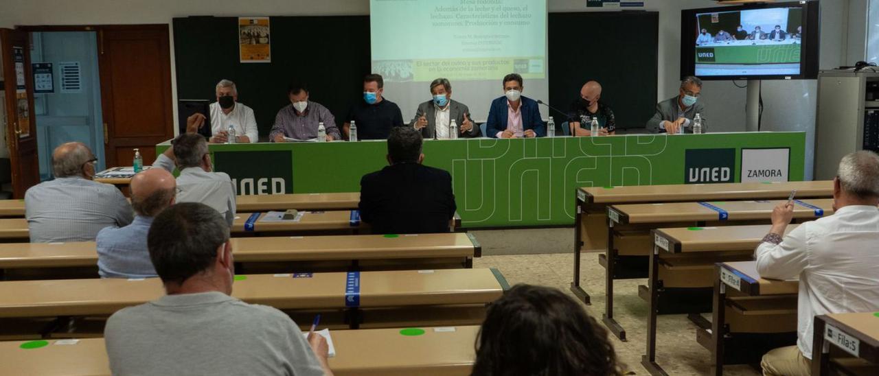 Mesa redonda sobre el lechazo durante el curso de ovino en Zamora celebrado en la UNED. | J. L. Fernández