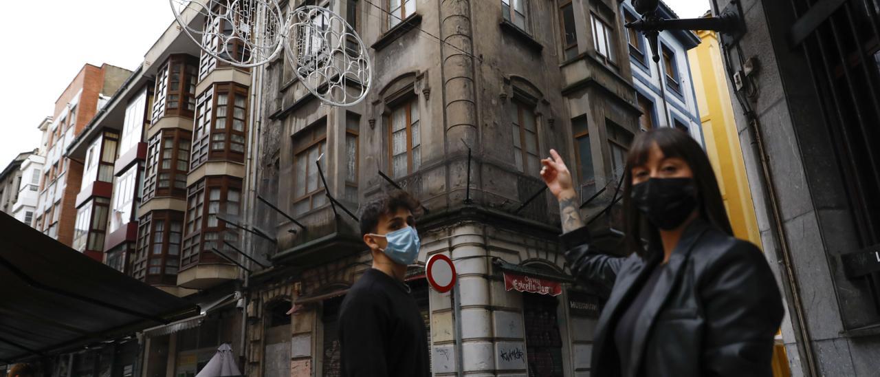 Estefanía Blanco y Daniel Fernando Riascos, ante el edificio de la calle Begoña en ruinas.