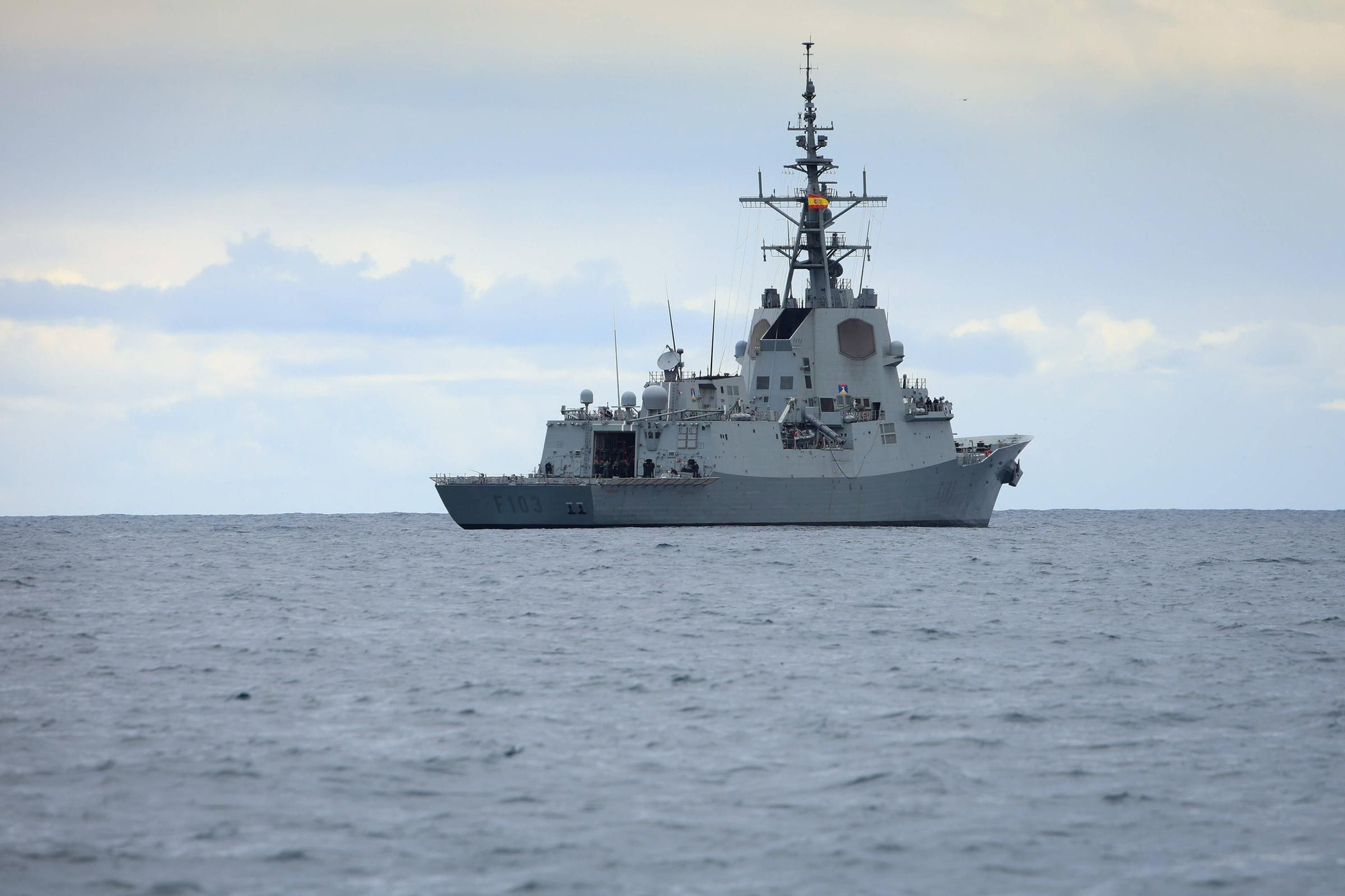 En imágenes: así se despidieron más de 40 embarcaciones del "Elcano" y la "Blas de Lezo" surcando la costa de Gijón