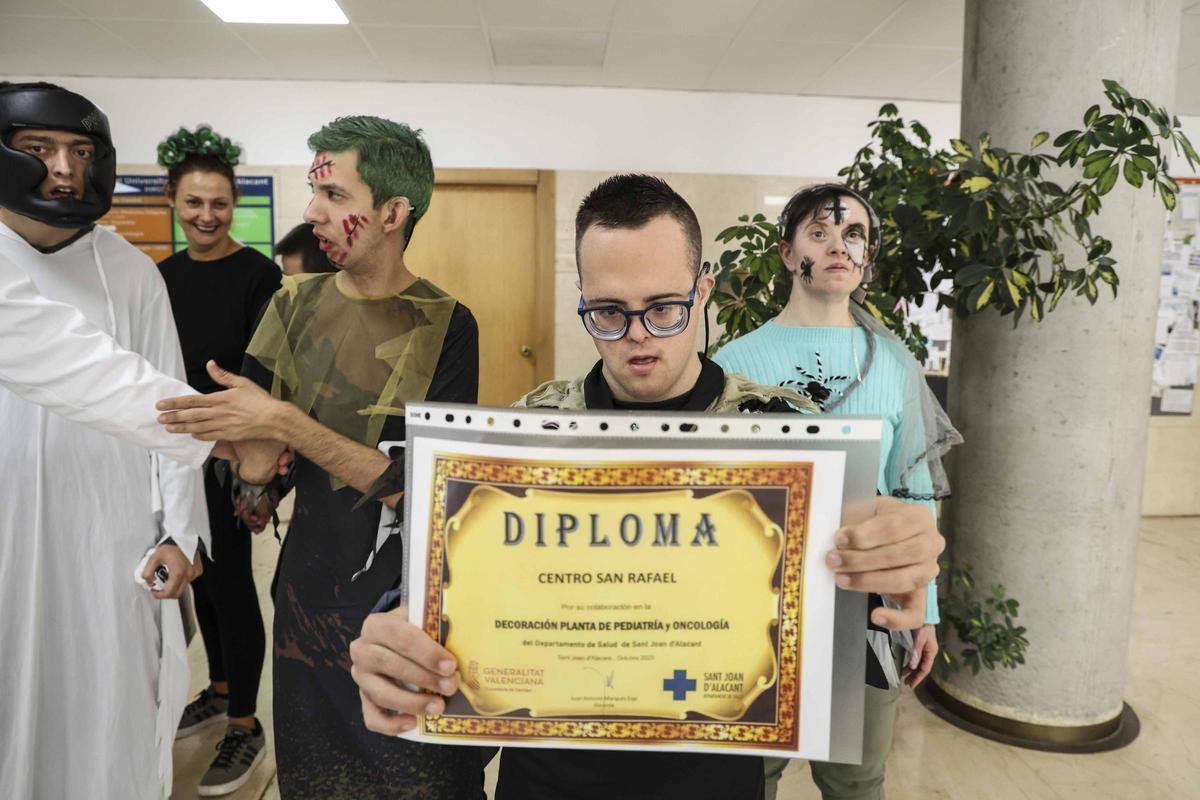 El Hospital de Sant Joan humaniza la atención al paciente oncológico con disfraces del personal de Enfermería y decoración de Halloween realizada por el Centro San Rafael El Hospital de Sant Joan humaniza la atención al paciente oncológico con disfraces del personal de Enfermería y decoración de Halloween realizada por el Centro San Rafael