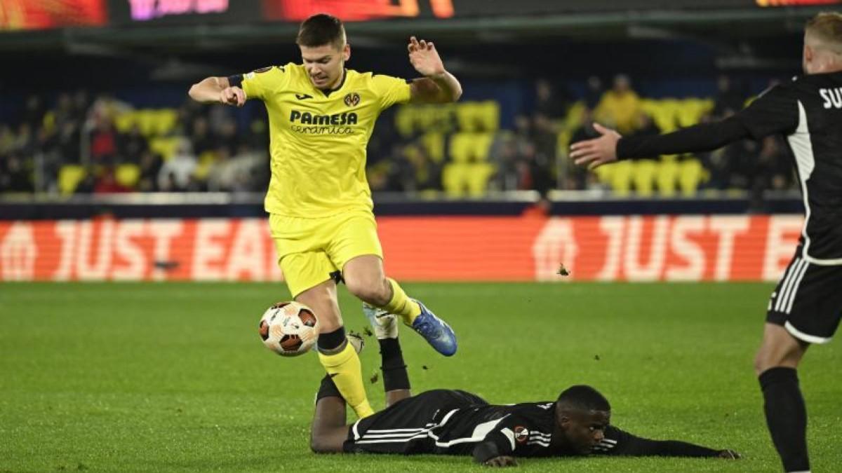 Juan Foyth, disputando un partido de Europa League con el Villarreal