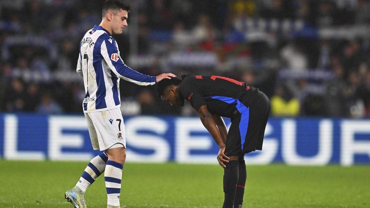 Barrenetxea consuela a Ansu Fati tras la derrota del Barça contra la Real Sociedad en San Sebastián.