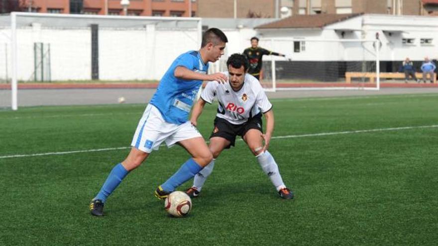 David González, delantero del Covadonga, protege el balón ante la presión del caudalista Saavedra.