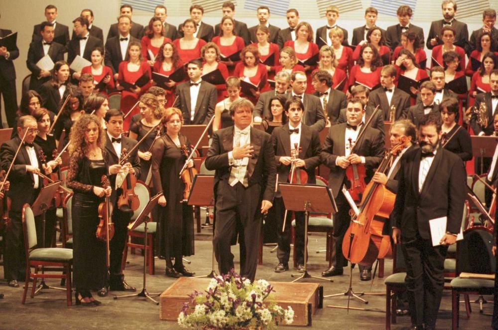 La Orquesta Sinfónica de Alicante fue creada en 1996 por iniciativa de la Concejalía de Cultura del Ayuntamiento de Alicante. La presentación oficial fue el día 27 de Noviembre de 1996 en el Teatro Principal de Alicante, bajo la dirección de su director titular Joan Iborra.