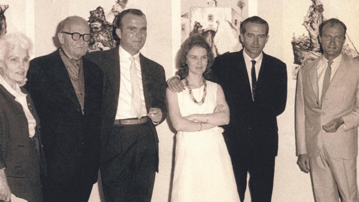 Las Palmas, 1962. Manolo Millares con sus padres y hermanos (Juan Luis, Eduardo, Jane, Agustín, Totoyo) en una exposición de Eduardo.