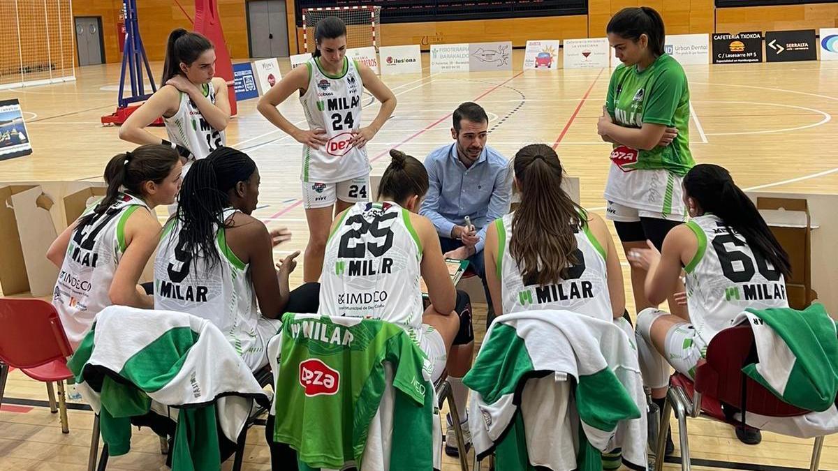 Antonio Quintero, técnico del Milar Córdoba BF, da instrucciones en un tiempo muerto.