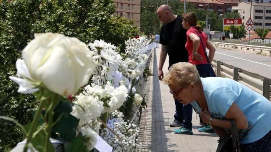 La barana del pont on va morir el jove es va omplir de flors blanques i missatges en memòria seva