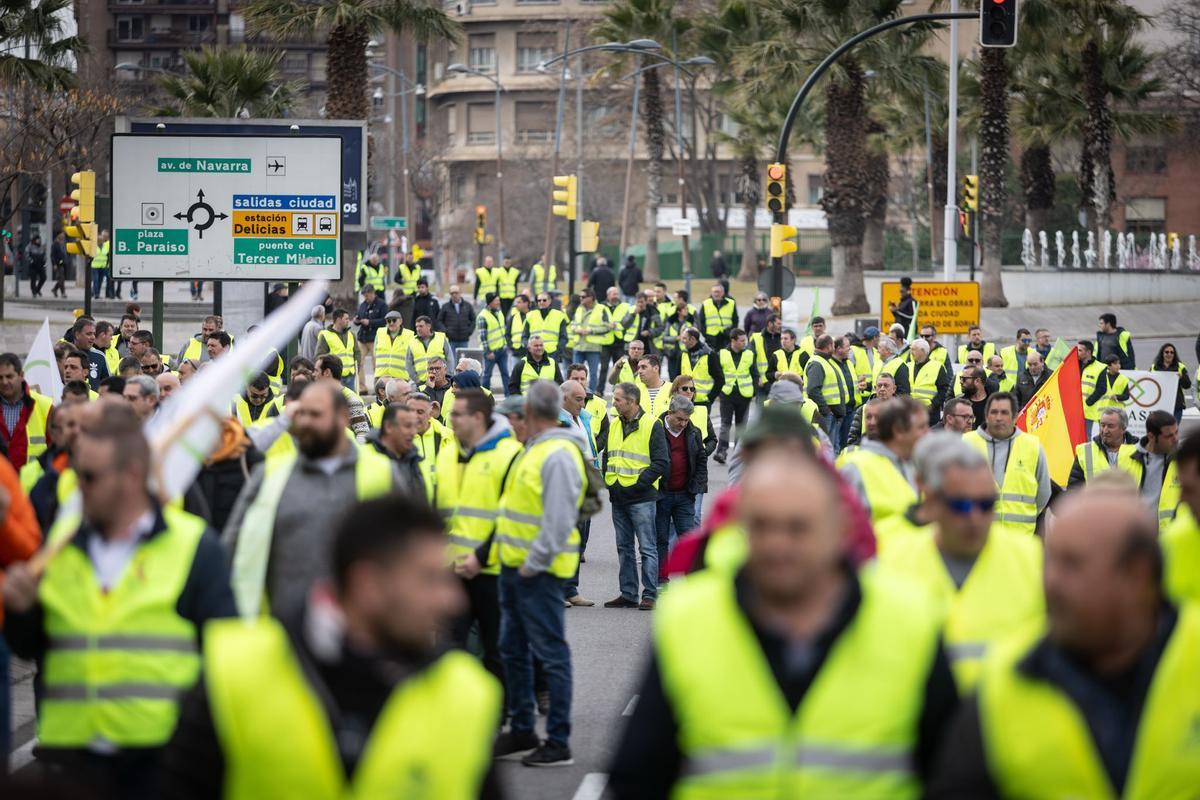 En imágenes | Los protestas agrícolas vuelven a las puertas de La Aljafería