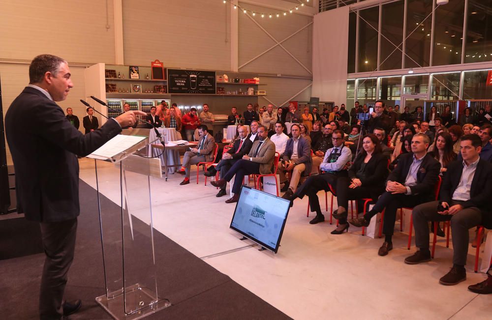 Empresarios, chefs, agentes del sector y de la industria agroalimentaria y representantes políticos acuden a la sede de Cerveza Victoria para la presentación de la nueva publicación gastronómica