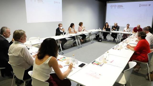 Los miembros del Consell escuchan el análisis de varios expertos durante el seminario de gobierno en Alcoi, ayer.  | GVA
