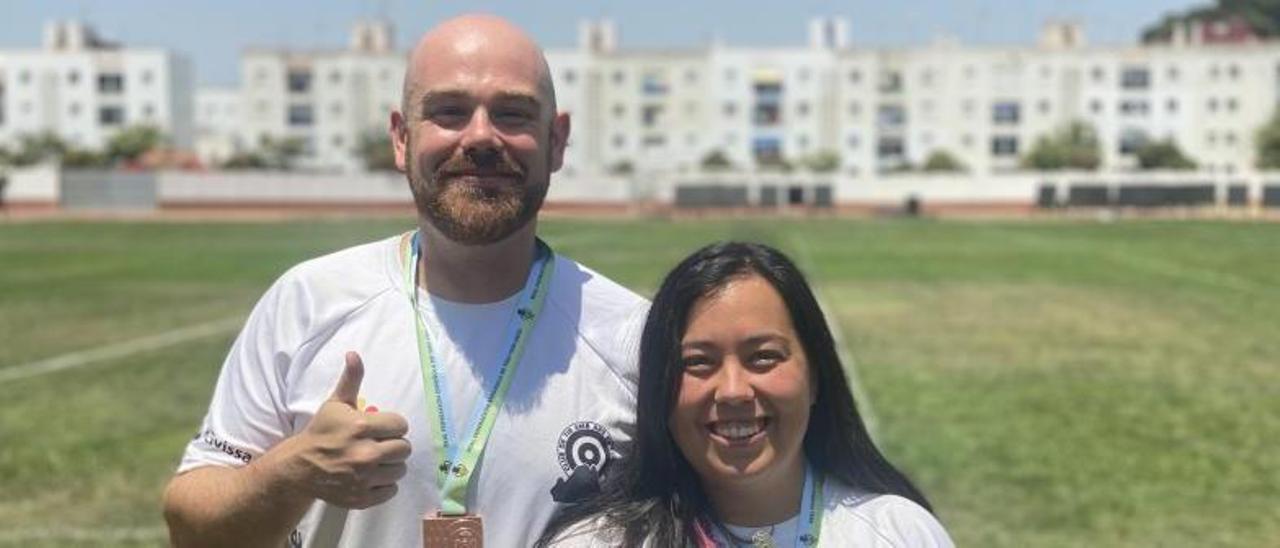 Juan Carlos Cornelis y Cristina Maneiro, con sus bronces.