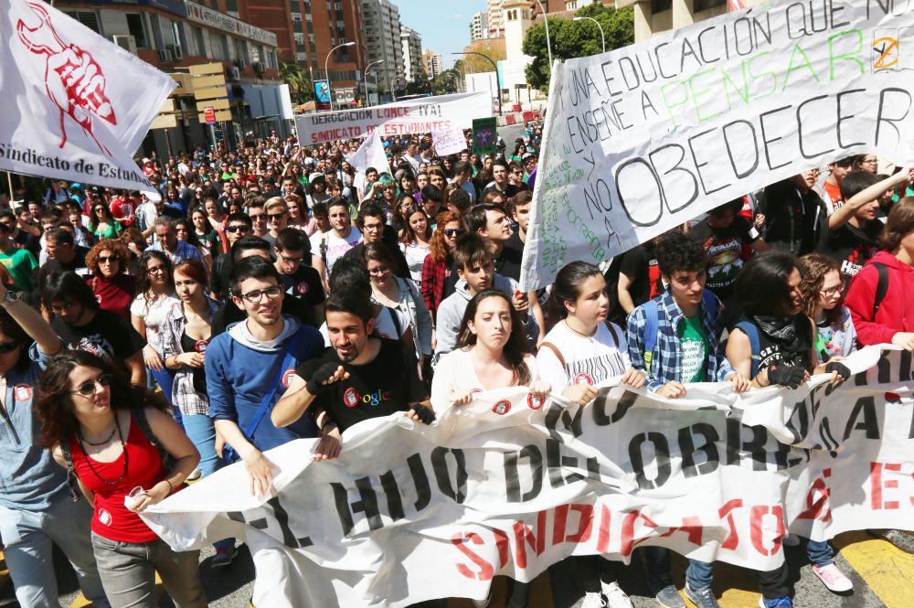 En la segunda de las dos jornadas de huelga, los jóvenes de la capital protagonizan una marcha hasta el Rectorado