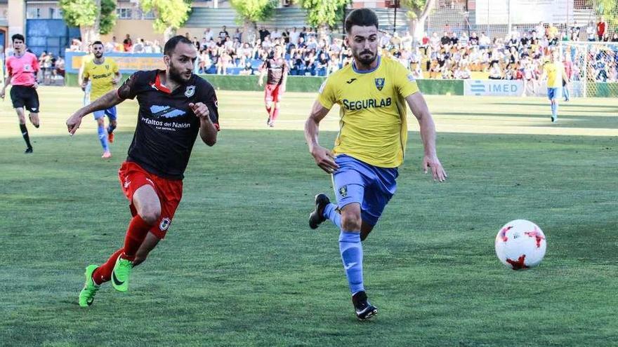 Pablo Acebal persigue a un jugador del Orihuela en el partido de ayer en el municipal de Los Arcos.