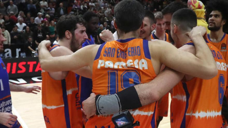 Los jugadores del Valencia Basket, en el partido ante el Panathinaikos