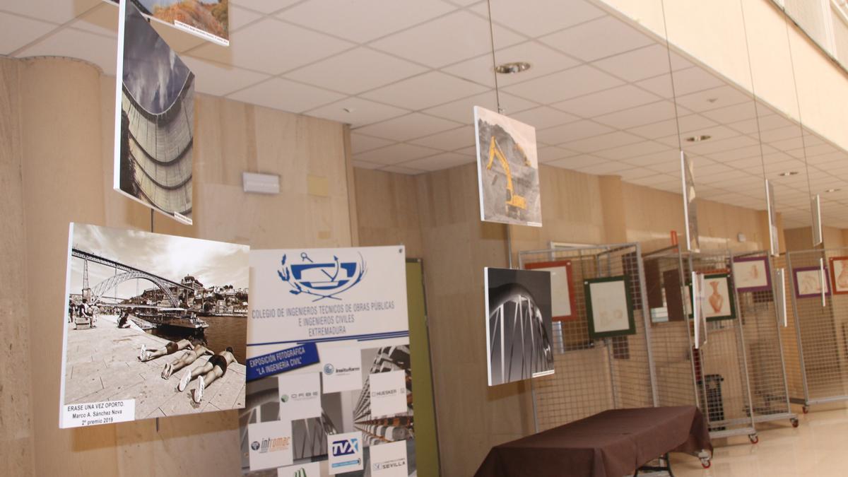 Exposición fotográfica sobre la ingeniería civil en los pasillos de la Escuela Politécnica.