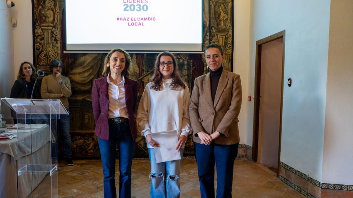 Marta Serrano, en el centro, se ha convertido en la primera ganadora de Líderes 2030.