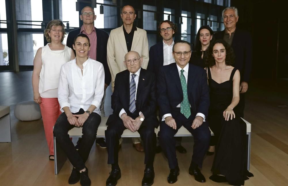 Los premiados, con el presidente de Prensa Ibérica, Javier Moll. De pie, de izquierda a derecha: Margalida Riutort, Alfons Suárez, Miquel Bauçà, Guillem Febrer, Alicia Sintes y Antoni Parera Fons. Sentados, Alba Torrens, Antonio Fontanet, Moll y Cortana.