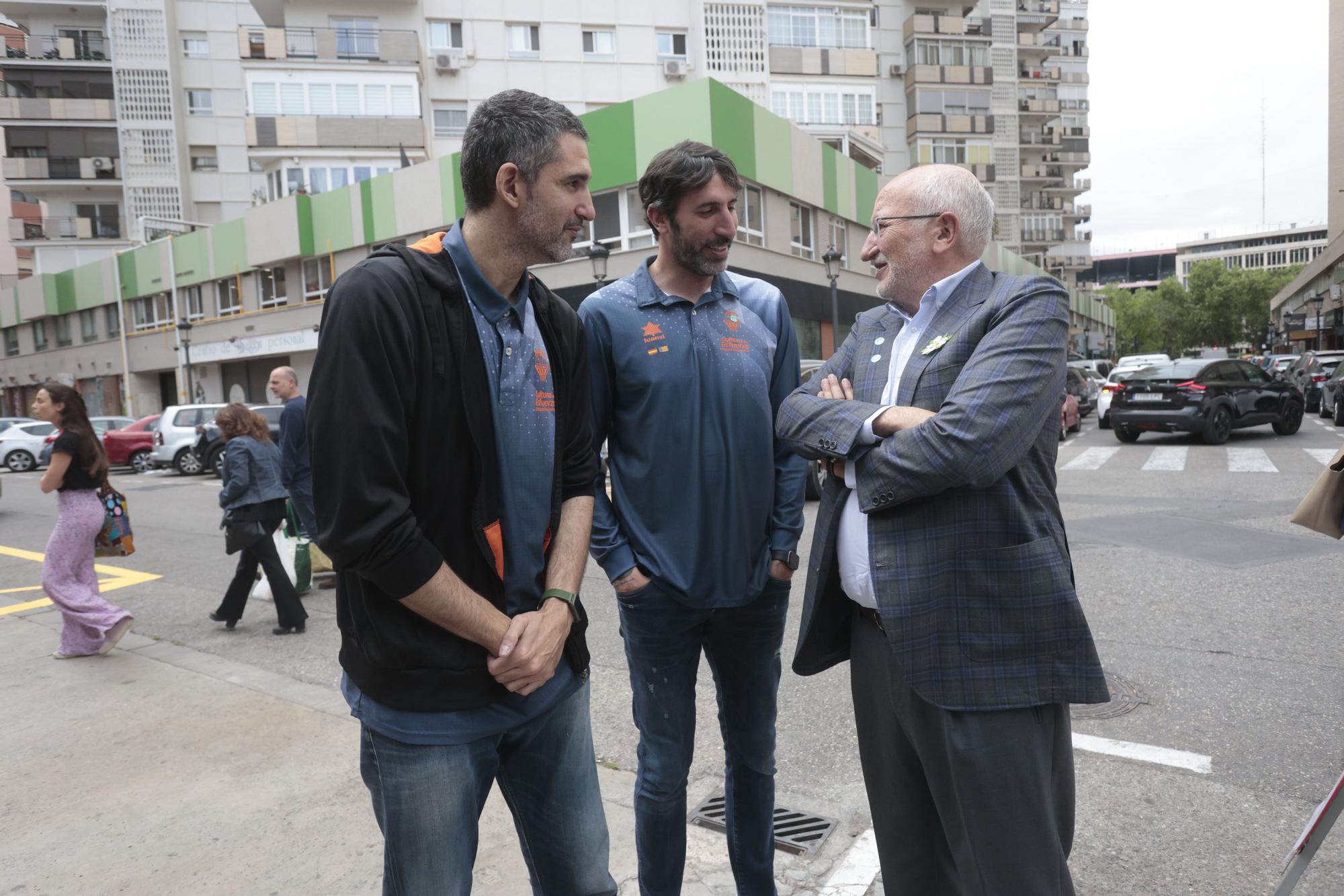 Mesa de cuestación contra el cáncer con Valencia Basket, Juan Roig y Hortensia Herrero