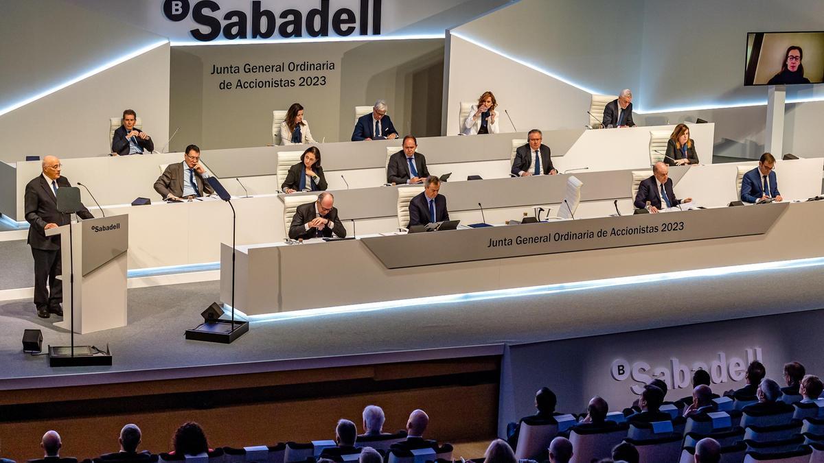 La última junta de accionistas de Banco Sabadell, celebrada en el Auditorio de la Diputación de Alicante.