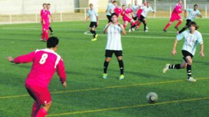 El Racing Benavente se dispone a defender el saque de una falta.