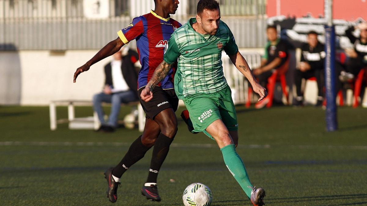 Cheik Saad, de azulgrana, durante el partido ante el Cornellà