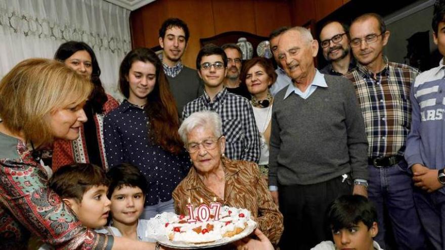 Cándida Iglesias Valdés junto a su familia, ayer, en Oviedo, durante la celebración de su 107.º cumpleaños.
