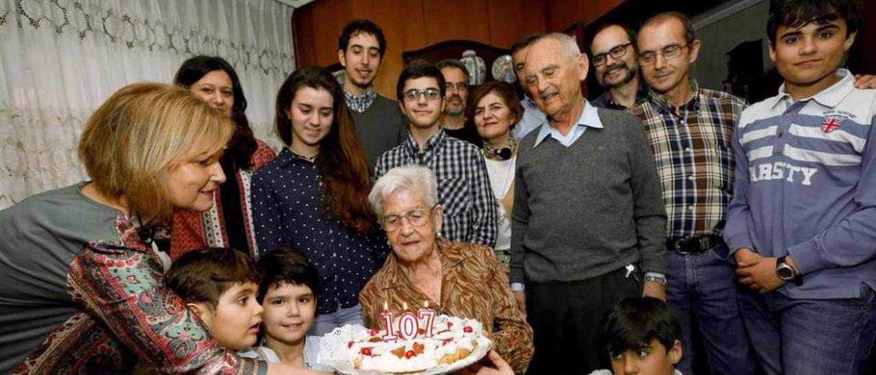 Cándida Iglesias Valdés junto a su familia, ayer, en Oviedo, durante la celebración de su 107.º cumpleaños.