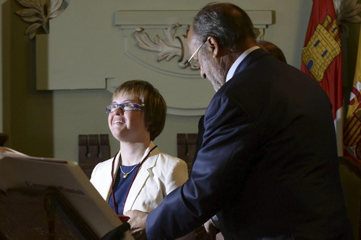 Ángela Bachiller durant la presa de possessió del seu càrrec com a regidora. Ángela Bachiller durant la presa de possessió del seu càrrec com a regidora.