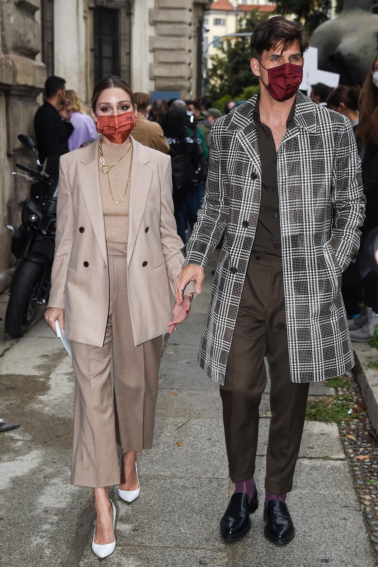 Olivia Palermo junto a su marido Johannes Huebl, en Milán.