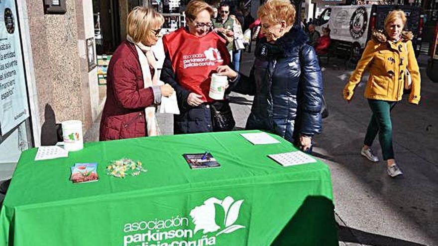 Voluntarios de Párkinson-A Coruña, durante la cuestación del pasado jueves, Día Mundial de la enfermedad.