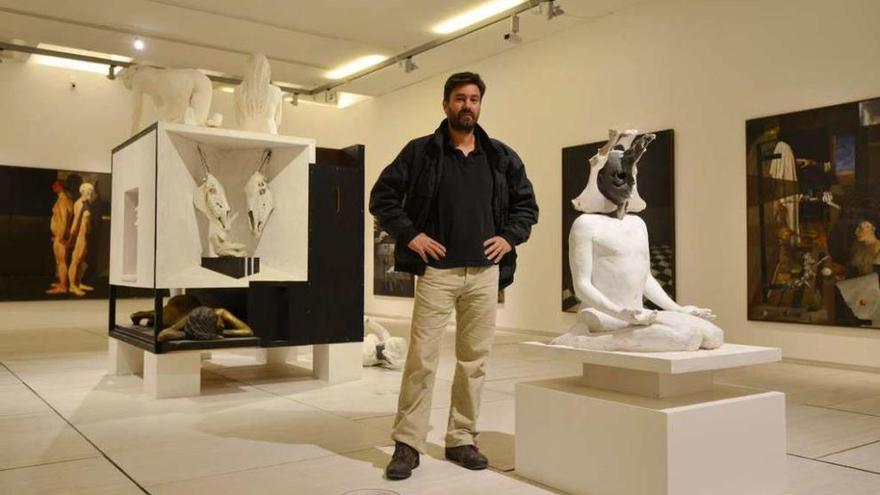 Sergio Portela, entre algunas de sus obras en el Sexto Edificio del Museo. // Gustavo Santos