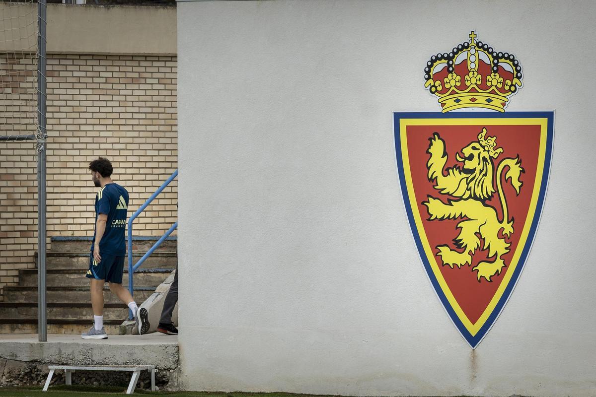 Keidi Bare, junto al escudo del Real Zaragoza en la Ciudad Deportiva