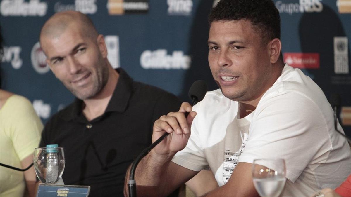 Ronaldo Nazario, junto a Zidane durante la presentación de un partido benéfico