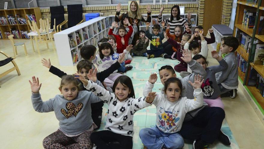 Nenas e nenos, coas súas mestras, onte nunha aula do Ceip San Roque.