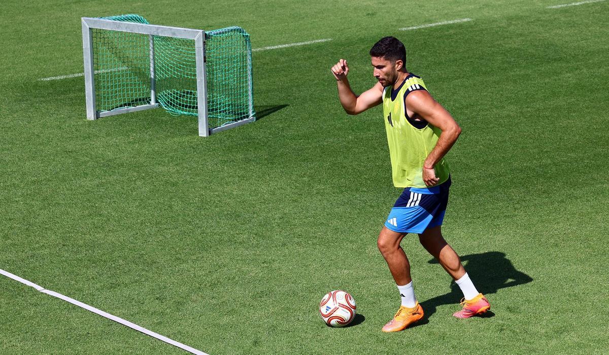 Tachi golpea un balón en el primer entrenamiento de la pretemporada.