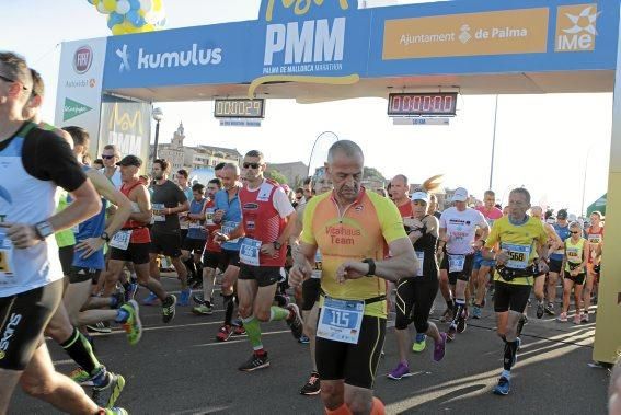 Start der Läufer beim Palma de Mallorca Marathon