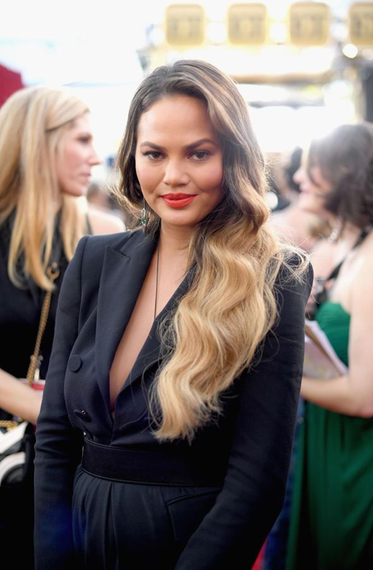 Cambios de look de Chrissy Teigen: rubia con ondas al agua