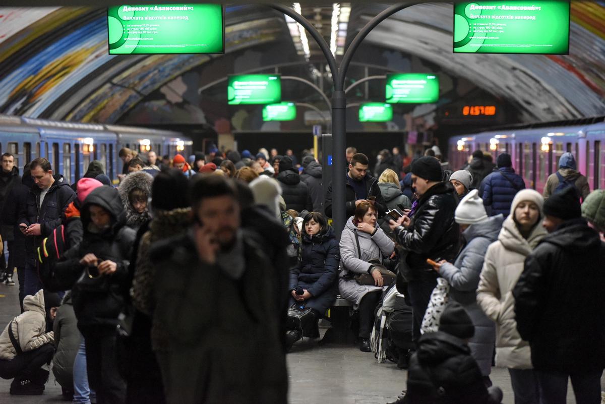 Gente en el metro de Kiev a resguardo durante un bombardeo ruso