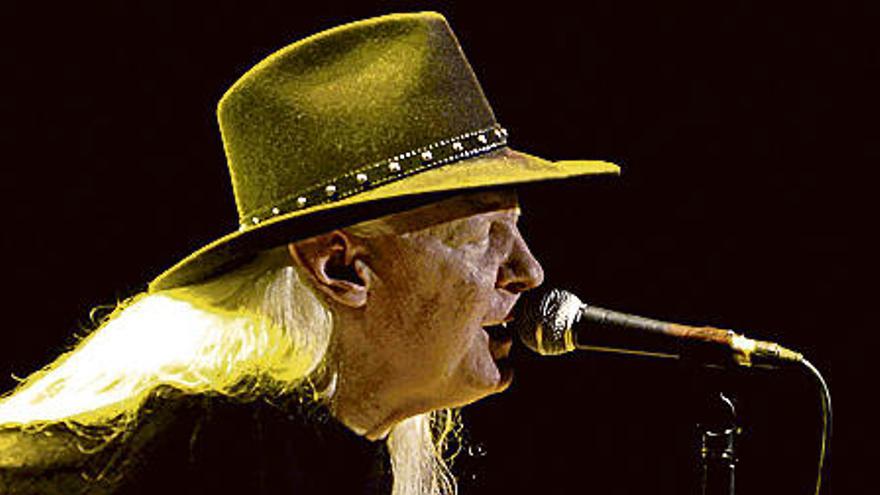 Chino el Indio; en el círculo Johnny Winter.