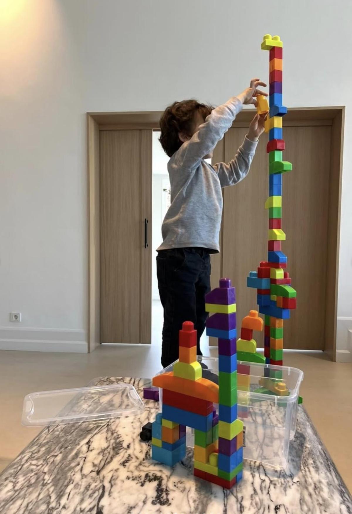 Matteo, el hijo de David Bisbal y Rosanna Zanetti, jugando en el salón de casa